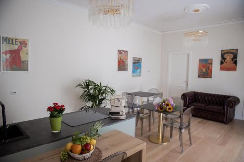 a kitchen and living room with a table and chairs at Novecento in Campobasso