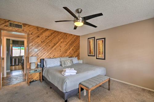 1 dormitorio con 1 cama y ventilador de techo en Relaxing Phoenix House with Hot Tub and Heated Pool! en Phoenix