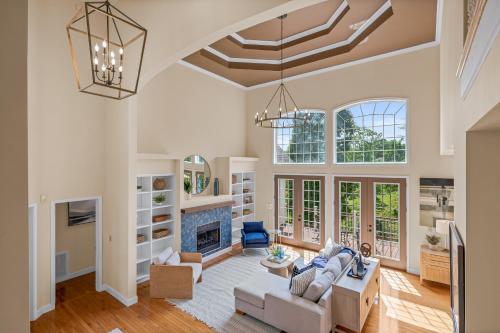 uma sala de estar com um sofá e uma lareira em Weekend friends and fam! Media room, Hot Tub, Firepit, Sleeps 18 minutes to Asheville em Weaverville