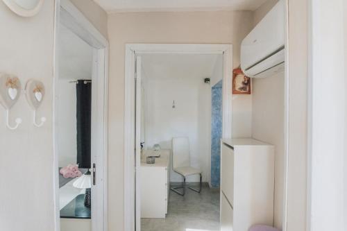 a room with a hallway with a mirror and a desk at Casa vacanze Montereale in Realmonte