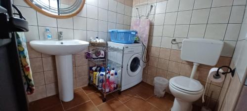 a bathroom with a washing machine and a sink at Casa vacanze Montereale in Realmonte
