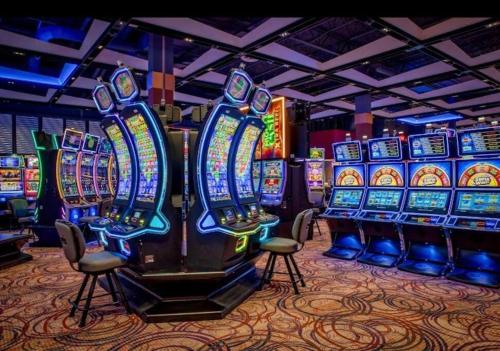 un casino avec plusieurs machines à sous dans une pièce dans l'établissement Adorable Private Suite in Ajax, unique 2 story, à Ajax