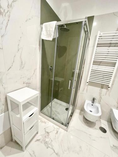 a bathroom with a shower and a sink and a toilet at IL VIAGGIATORE RELAIS SUL MARE in Gaeta