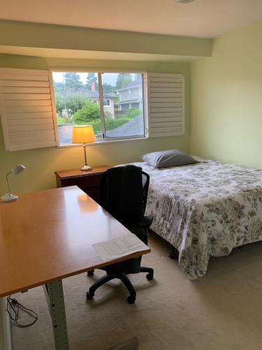 Mountain view room in West vancouver