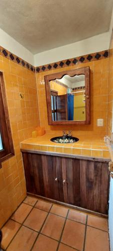 ein Bad mit einem Waschbecken und einem Spiegel in der Unterkunft Cabaña La Vía Láctea in El Pacífico