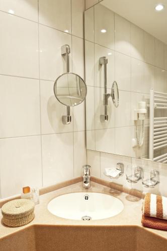 a bathroom with a sink and a mirror at Alte Weinschänke in Ellenz-Poltersdorf