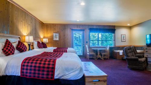 een hotelkamer met een bed en een tafel en stoelen bij Callahan's Lodge in Ashland