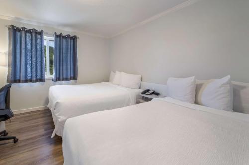 מיטה או מיטות בחדר ב-SureStay Hotel by Best Western Rossland Red Mountain