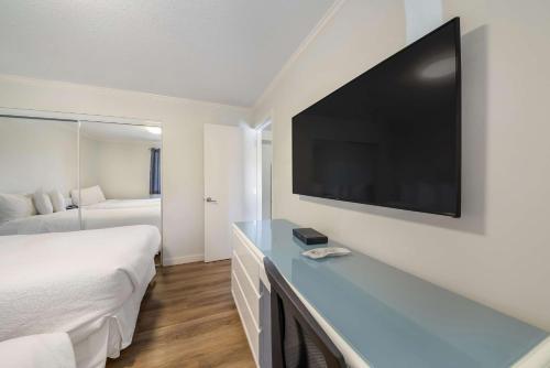 SureStay Hotel by Best Western Rossland Red Mountain tesisinde bir televizyon ve/veya eğlence merkezi