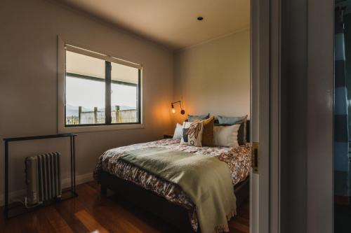 Een bed of bedden in een kamer bij Misty Cove Cellar Door