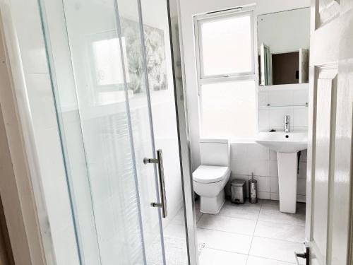 a bathroom with a toilet and a sink at Newly Refurbished 2 Bedroom Flat - Long stays AVL in Norbury