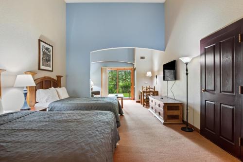 een hotelkamer met 2 bedden en een televisie bij Chula Vista Condo Unit #2147 in Wisconsin Dells