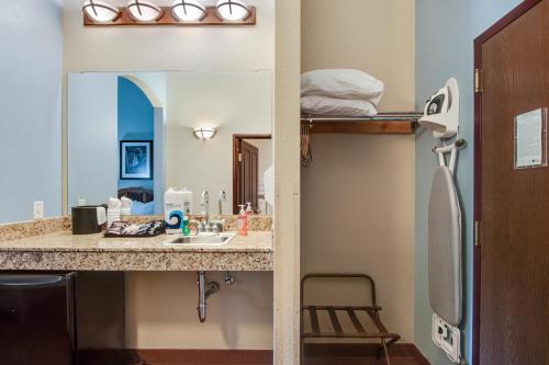 een badkamer met een wastafel en een spiegel bij Chula Vista Condo Unit #2147 in Wisconsin Dells