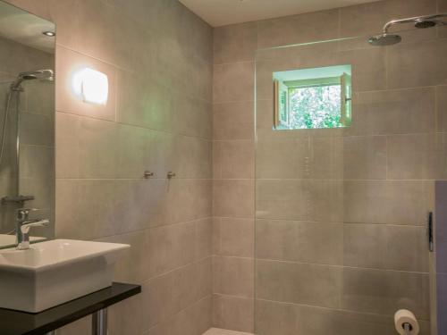 ein Bad mit einem Waschbecken und einer Dusche in der Unterkunft Manoir Bellevue in Duravel