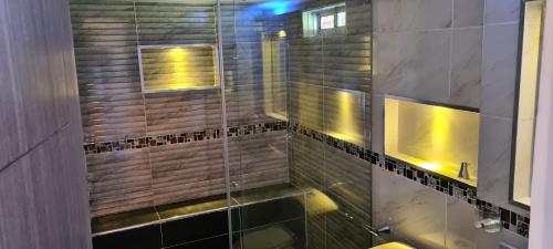 baño con ducha y puerta de cristal en Finca Hotel Alto la María, en Angelópolis