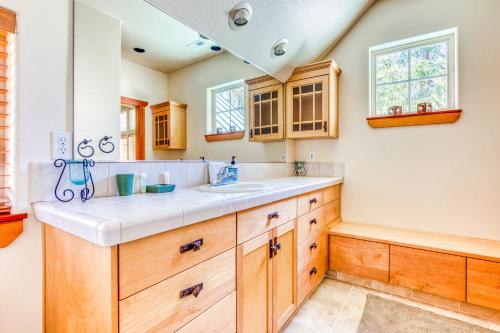 y baño con lavabo y armarios de madera. en Camp Creek Trail Retreat, en Government Camp