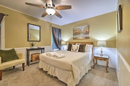 1 dormitorio con 1 cama y ventilador de techo en Lake Harmony Townhome with Grill - Walk to Slopes! en Lake Harmony