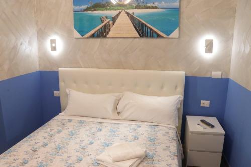 um quarto com uma cama com um quadro na parede em Relaxon Guest House em Roma