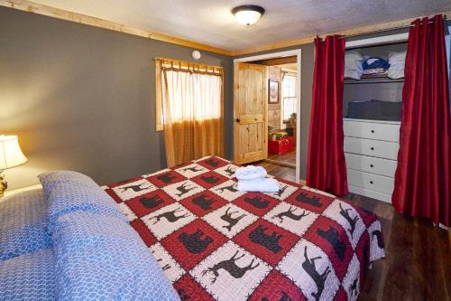 Postel nebo postele na pokoji v ubytování Steps from Downtown Pigeon Forge Parkway + Private Hottub and firepit - Wifi - Firefly Bungalows