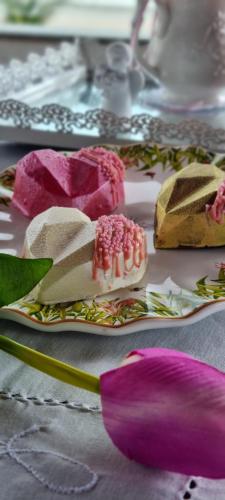a plate of bread and a flower on a table at Pousada Recanto da Família in Natal