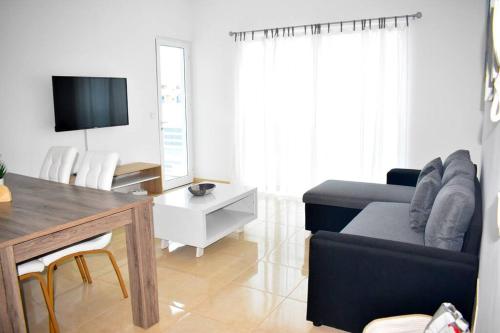 uma sala de estar com um sofá e uma televisão em Lovely - Luxury 3 Bedrooms 500m from the Beach. em Santa Maria
