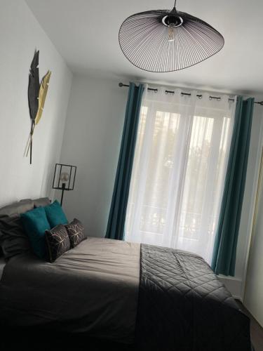 une chambre avec un lit et une grande fenêtre dans l'établissement Reims Blue Sky, à Reims