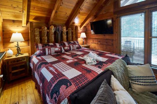 Letto o letti in una camera di Gatlinburg Area Hottub Cabin - Ladyslipper
