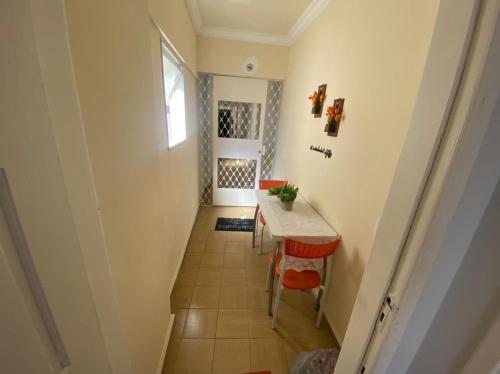 a hallway with a table and chairs in a room at Vem pra cá! Localização Privilegiada! in Guarapari