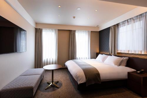 een hotelkamer met een bed en een raam bij yoin hotel kyoto gion in Kyoto