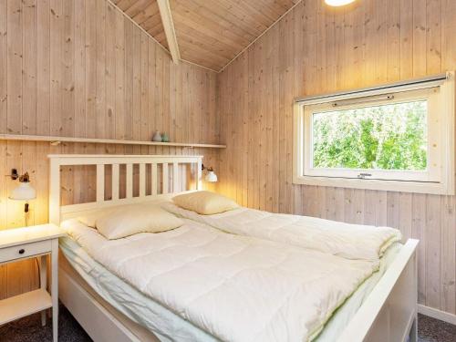מיטה או מיטות בחדר ב-Holiday home Otterup XVIII