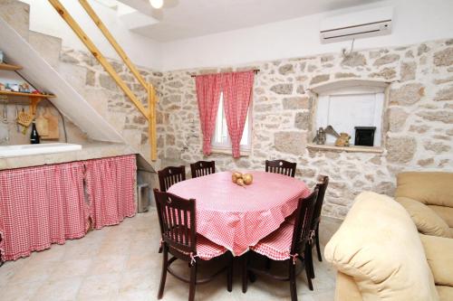 ein Esszimmer mit einem rosa Tisch und Stühlen in der Unterkunft Holiday house with a parking space Lukoran (Ugljan) - 6234 in Lukoran
