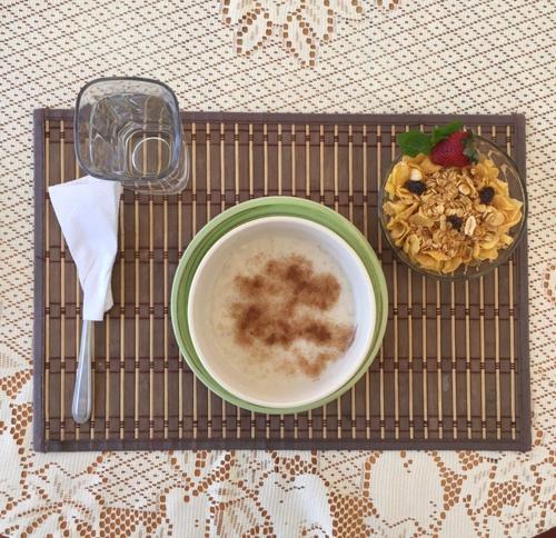 - un plateau avec un bol de nourriture et un bol de céréales dans l'établissement Lauris Hotel, à Lanquín