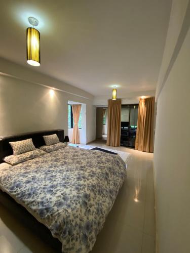 a bedroom with a large bed in a room at KLCC Studio One Bedroom in Kuala Lumpur