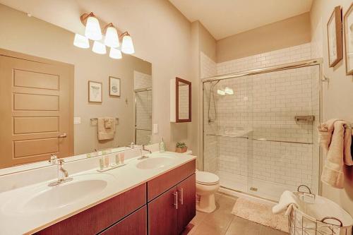 y baño con bañera, lavabo y aseo. en Huge 2 Bed 2 Bath Easy ride to NYC & Parking, en Hackensack