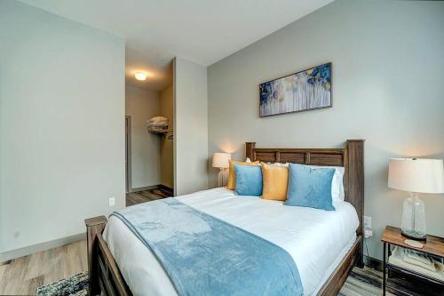 una camera da letto con un grande letto con cuscini blu e arancioni di Huge 2 Bed 2 Bath Easy ride to NYC & Parking a Hackensack