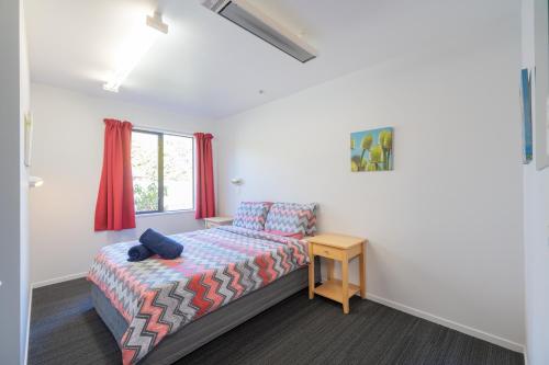 a bedroom with a bed and a window at Te Anau Central Backpackers in Te Anau
