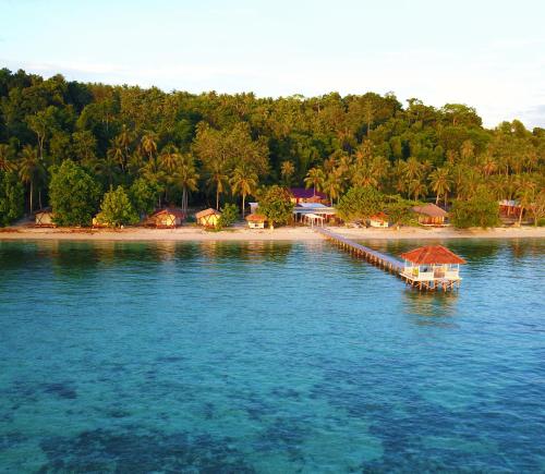 una isla con un muelle en medio del agua en Reconnect - Private Island Resort & Dive Center Togean - Buka Buka Island en Ampana