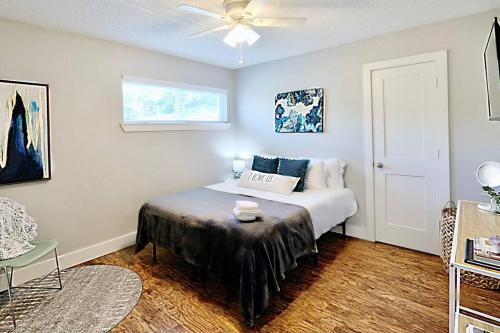 ダラスにあるGlobal Cup The Boutique Space & Free Parkingのベッドと天井扇風機のある寝室