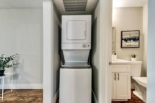 ダラスにあるGlobal Cup The Boutique Space & Free Parkingの冷蔵庫とシンク付きの小さなキッチン