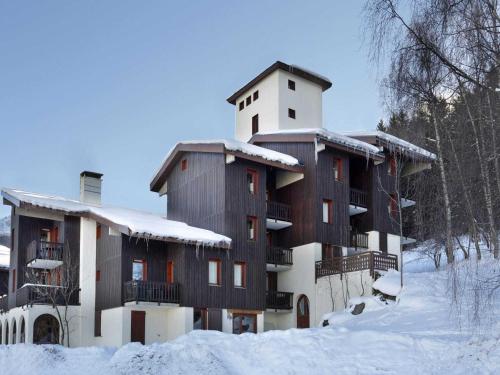 Studio agréable près des pistes avec terrasse et casier à skis