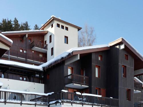 Studio agréable près des pistes avec terrasse et casier à skis