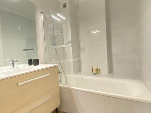 une salle de bain avec une douche, une baignoire et un lavabo dans l'établissement Charmant T3 rénové en centre-ville d'Annecy avec balcon, ascenseur et parking privé - FR-1-432-83, à Annecy