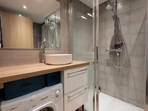 une salle de bain avec un lavabo et une douche dans l'établissement Studio Rénové avec Balcon, Centre Station, 2 Pers, Accès Direct Pistes et Commerces - FR-1-598-109, aux Gets