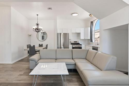 North Hollywood Loft sleeps 8 close to Universal