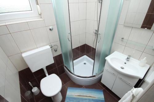 Kúpeľňa v ubytovaní Apartments with parking spaces Ljubac, Zadar - 6244