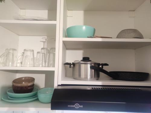d'une armoire avec une cuisinière. dans l'établissement 36 Dajot Studio Apartment - 25, à Melun