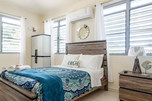 アグアダにあるBeautiful Ocean Front Villaのベッドルーム1室(ベッド1台、冷蔵庫、窓付)