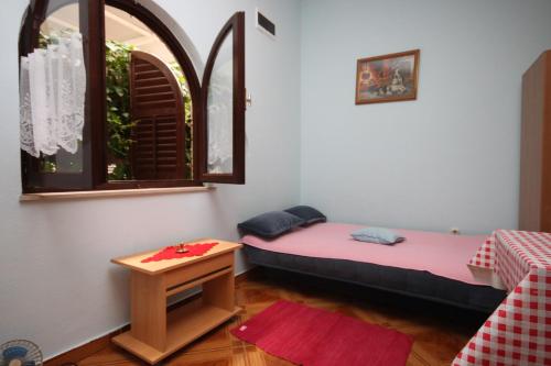 Cette chambre comprend 2 lits et une fenêtre. dans l'établissement Apartments with a parking space Sukosan, Zadar - 6332, à Sukošan