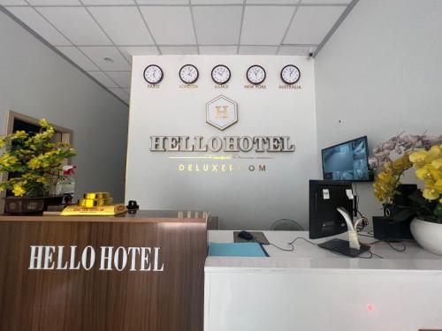 ein Büro mit einem Willkommensschild und einem Schreibtisch in der Unterkunft Hello Hotel in Bùi Tiếng