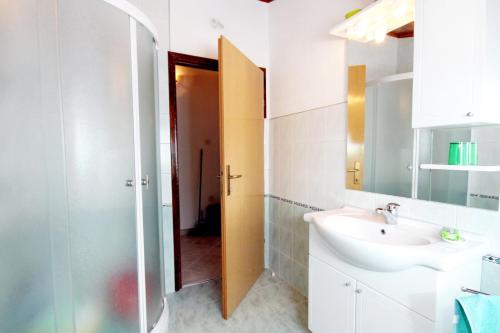 Brgulje的住宿－Apartments by the sea Brgulje, Molat - 6250，一间带水槽和镜子的浴室